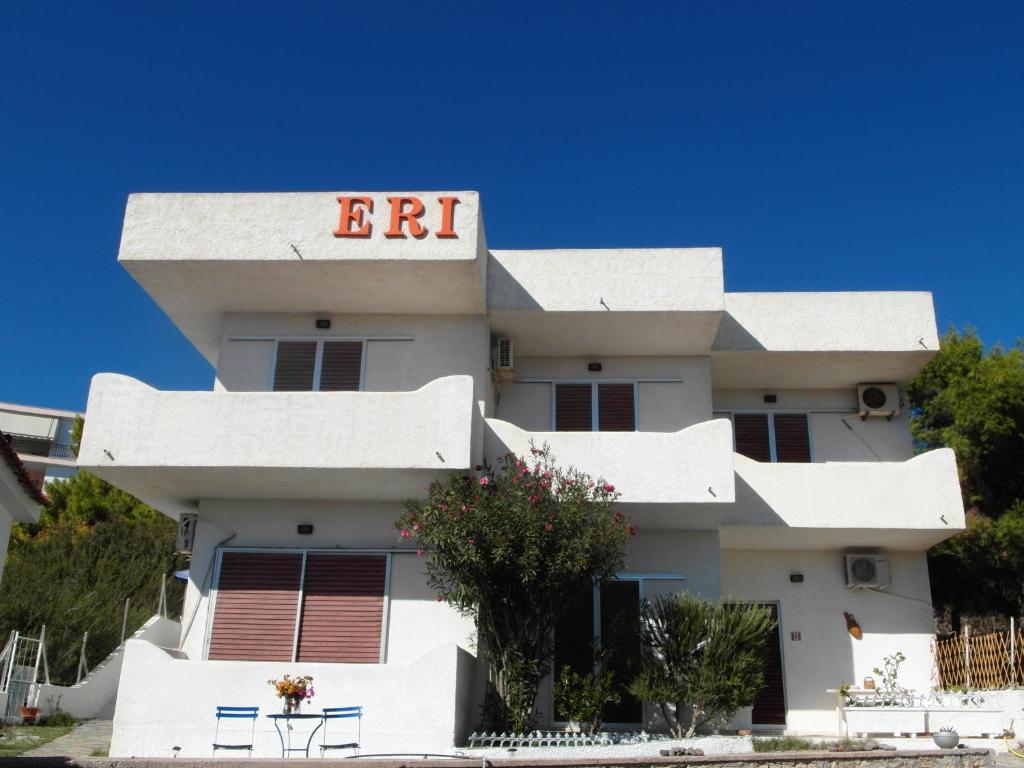 un edificio blanco con un signo de brt en él en Eri Studios, en Agia Marina Aegina