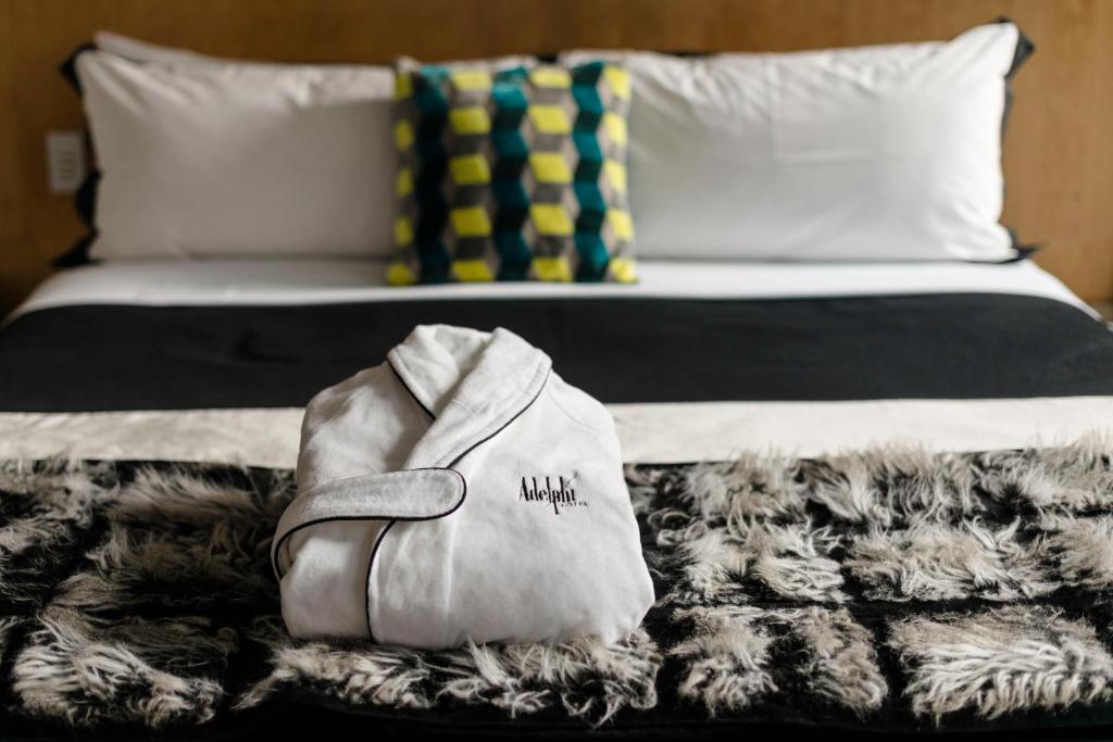 Postel nebo postele na pokoji v ubytování Adelphi Hotel