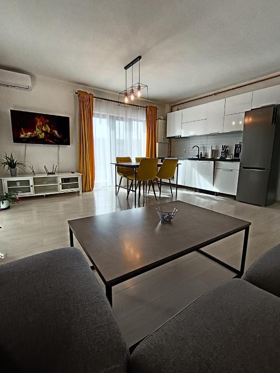 a living room with a couch and a table at B&B Unicat in Bistriţa