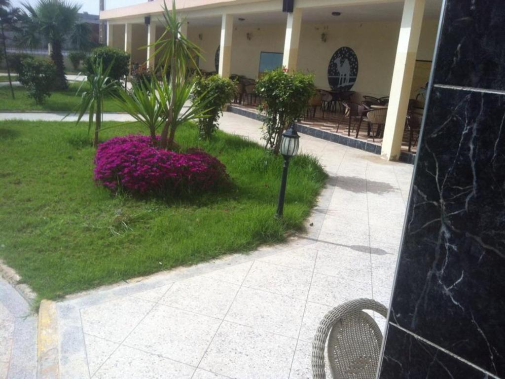 Zahrada ubytování Motel Paris Dakar