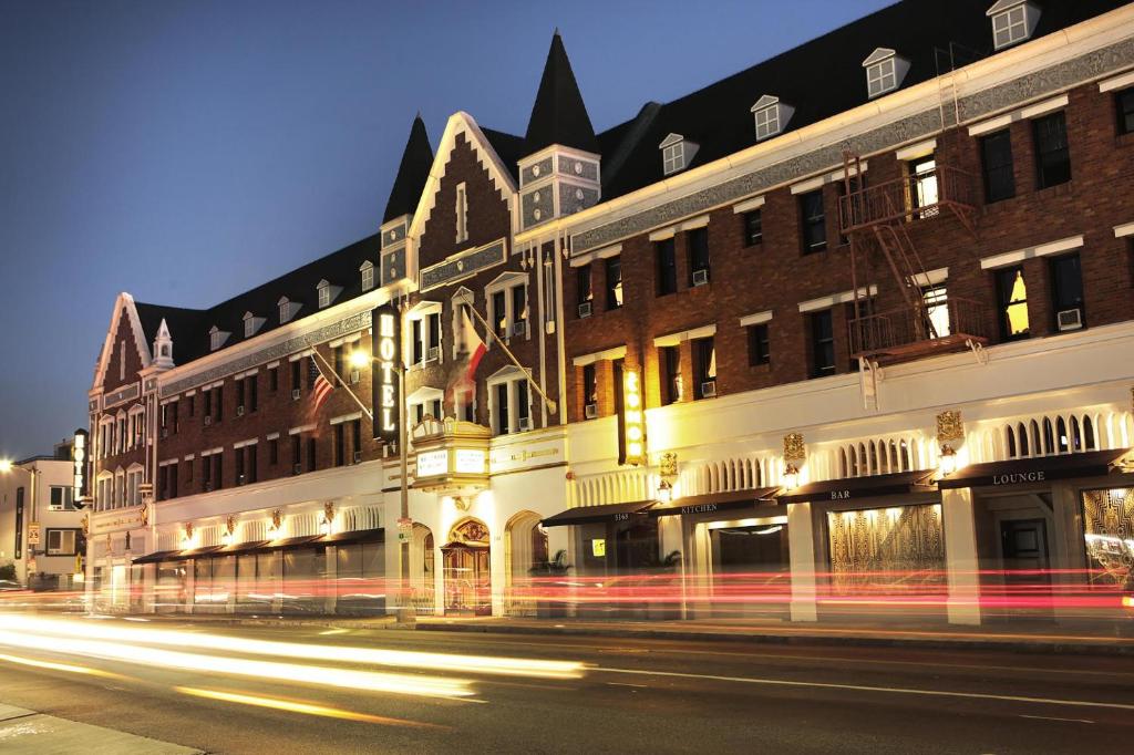 una via cittadina con un edificio e una strada di Hollywood Historic Hotel a Los Angeles