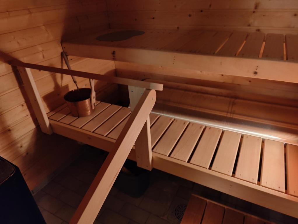Innenansicht einer Sauna mit einem Eimer in der Unterkunft Suomunkutsu 2 in Suomutunturi