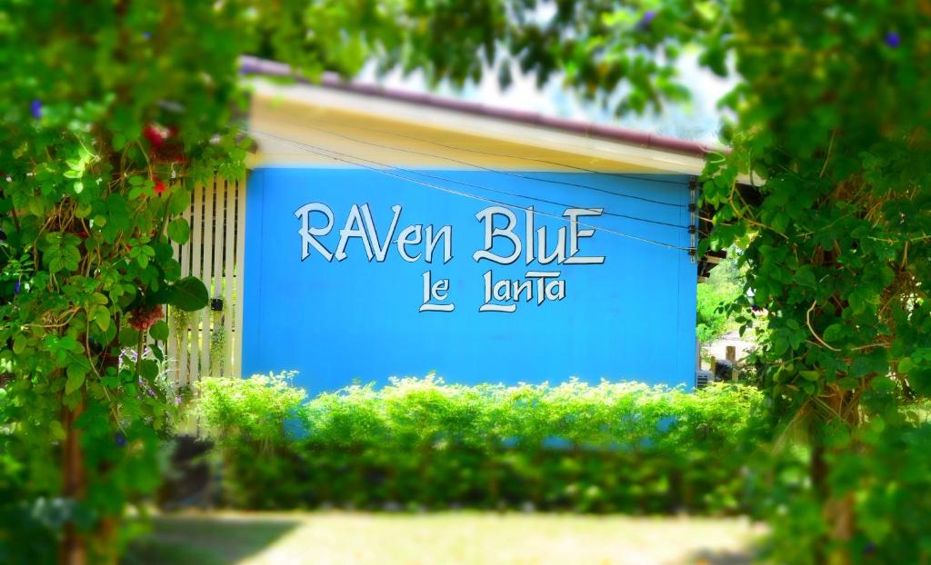 Un signo azul que dice préstamo de cuervo azul en Raven Blue en Ko Lanta