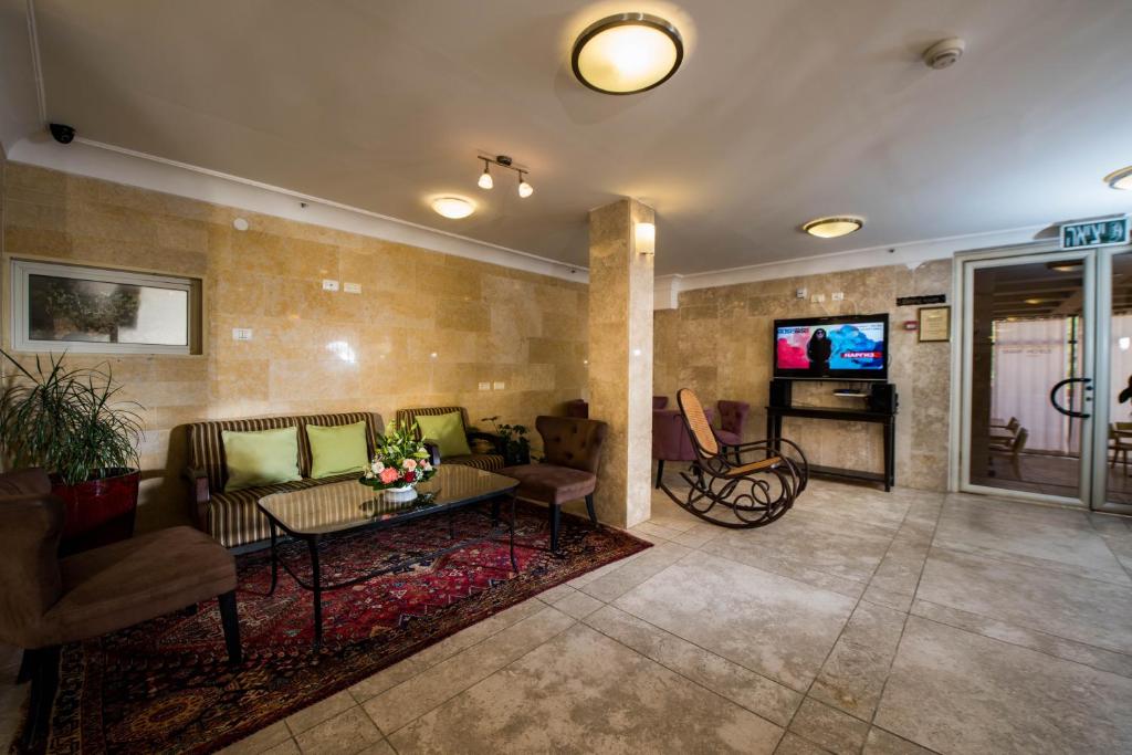 TV a/nebo společenská místnost v ubytování Ramon Suites by Smart Hotels
