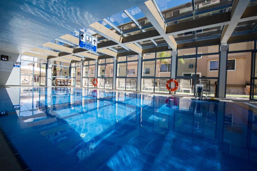 a large swimming pool inside of a building at Ramon Suites by Smart Hotels in Mitzpe Ramon