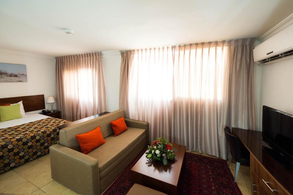 TV a/nebo společenská místnost v ubytování Ramon Suites by Smart Hotels
