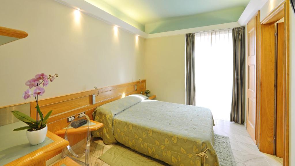 Postel nebo postele na pokoji v ubytování Hotel Sempione