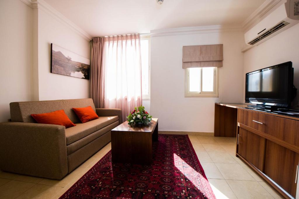 TV a/nebo společenská místnost v ubytování Ramon Suites by Smart Hotels