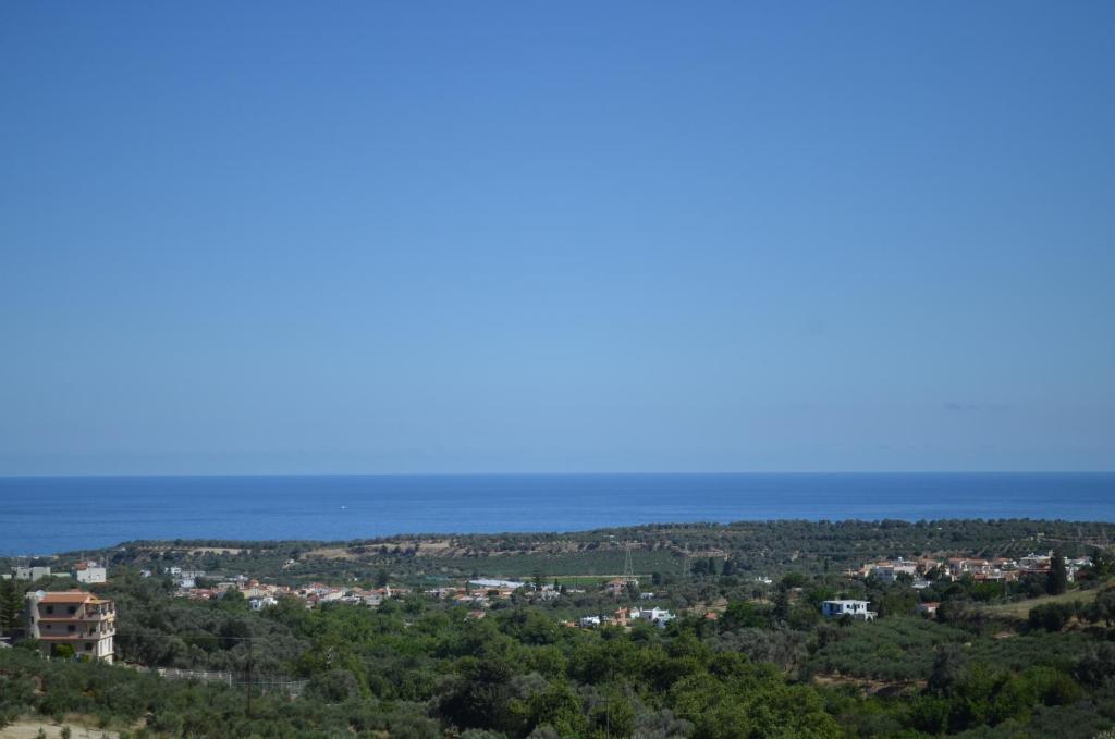 una vista del océano desde la cima de una colina en Iperion Apartment G2-2, en Agia Triada