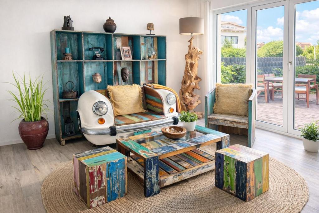 a living room with a couch and a table at Bali Spirit - Toplage Usingen in Usingen