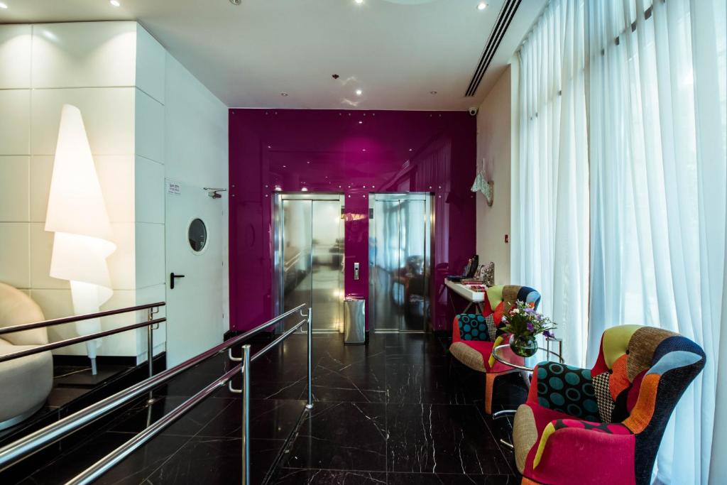 Uma área de estar em Eyal Hotel by Smart Hotels