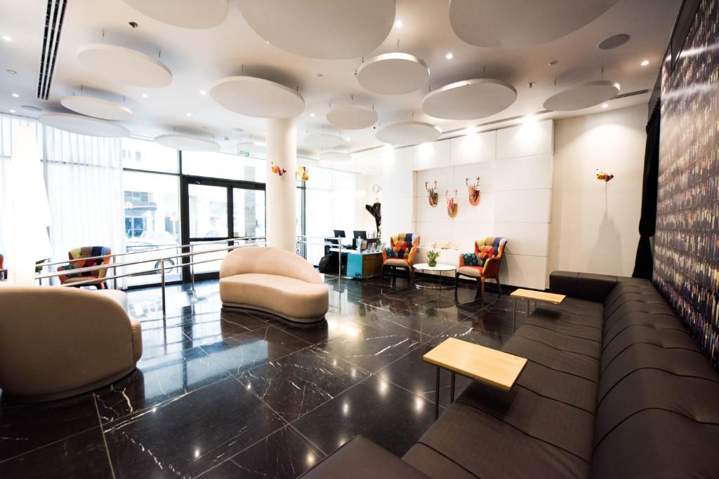 Uma área de estar em Eyal Hotel by Smart Hotels