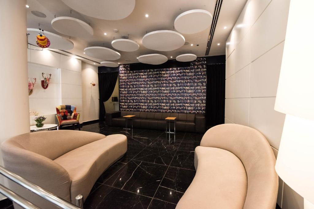 Uma área de estar em Eyal Hotel by Smart Hotels