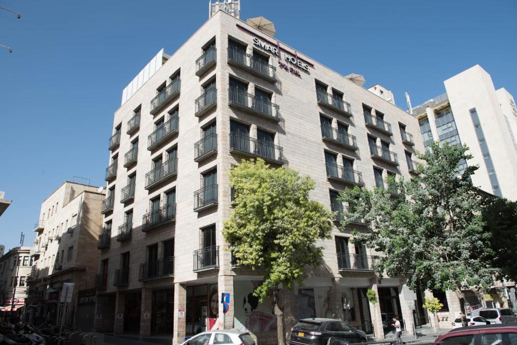 um edifício branco alto numa rua da cidade em Eyal Hotel by Smart Hotels em Jerusalém
