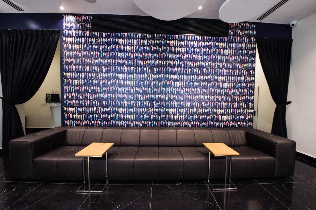 Uma área de estar em Eyal Hotel by Smart Hotels