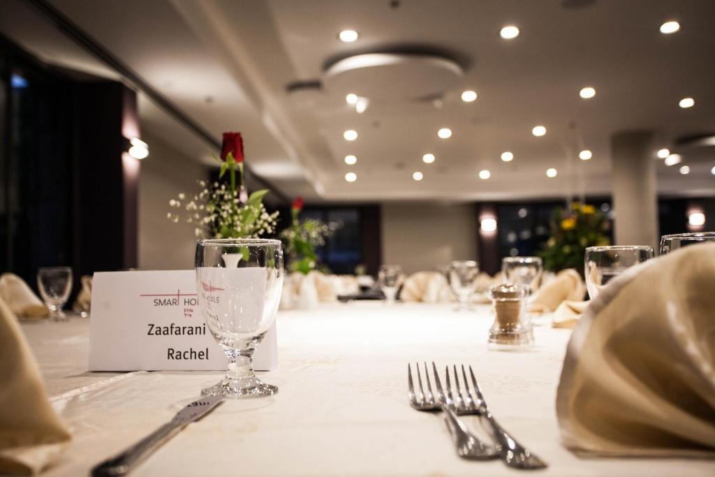 Um restaurante ou outro lugar para comer em Eyal Hotel by Smart Hotels