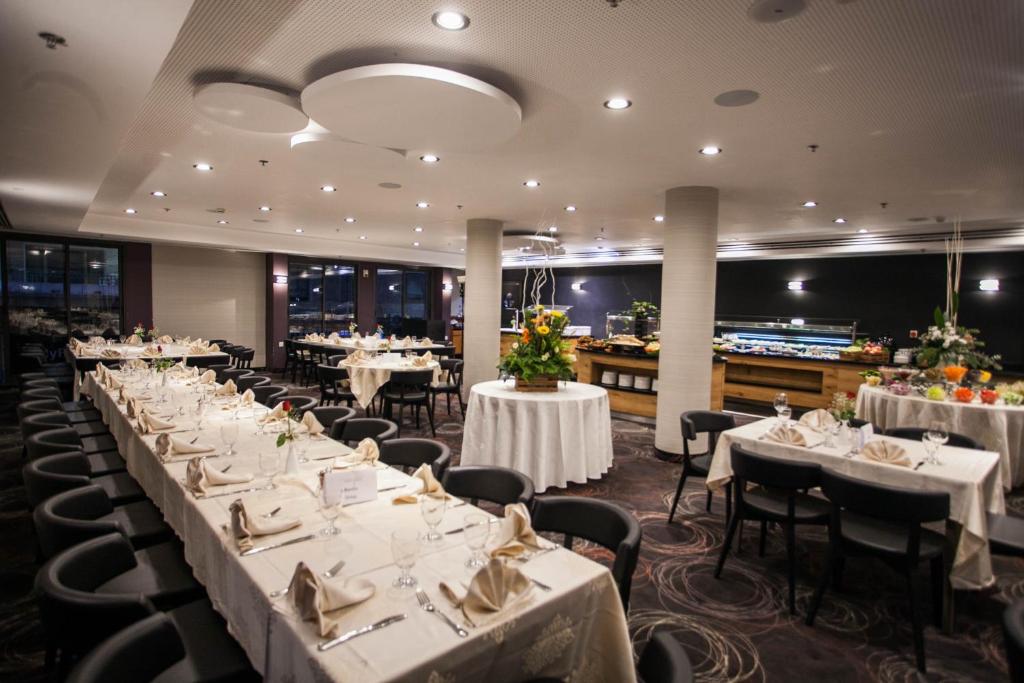 Um restaurante ou outro lugar para comer em Eyal Hotel by Smart Hotels