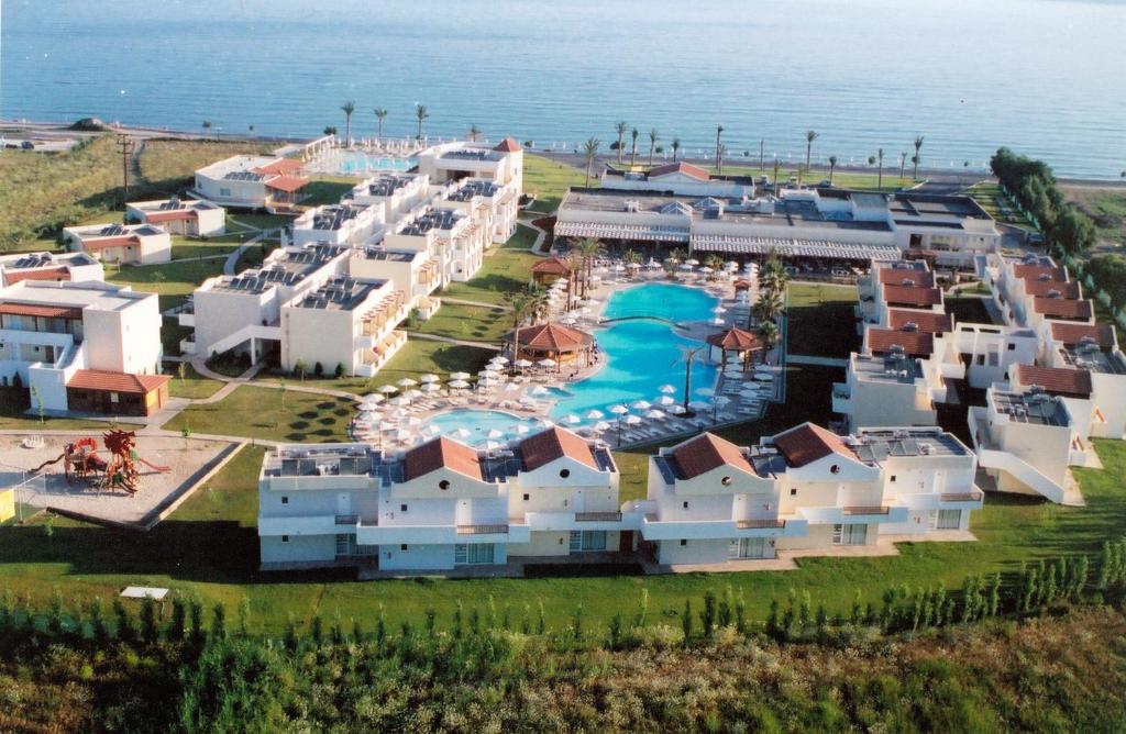 een luchtzicht op het resort en de oceaan bij Zorbas Beach Hotel in Tigaki