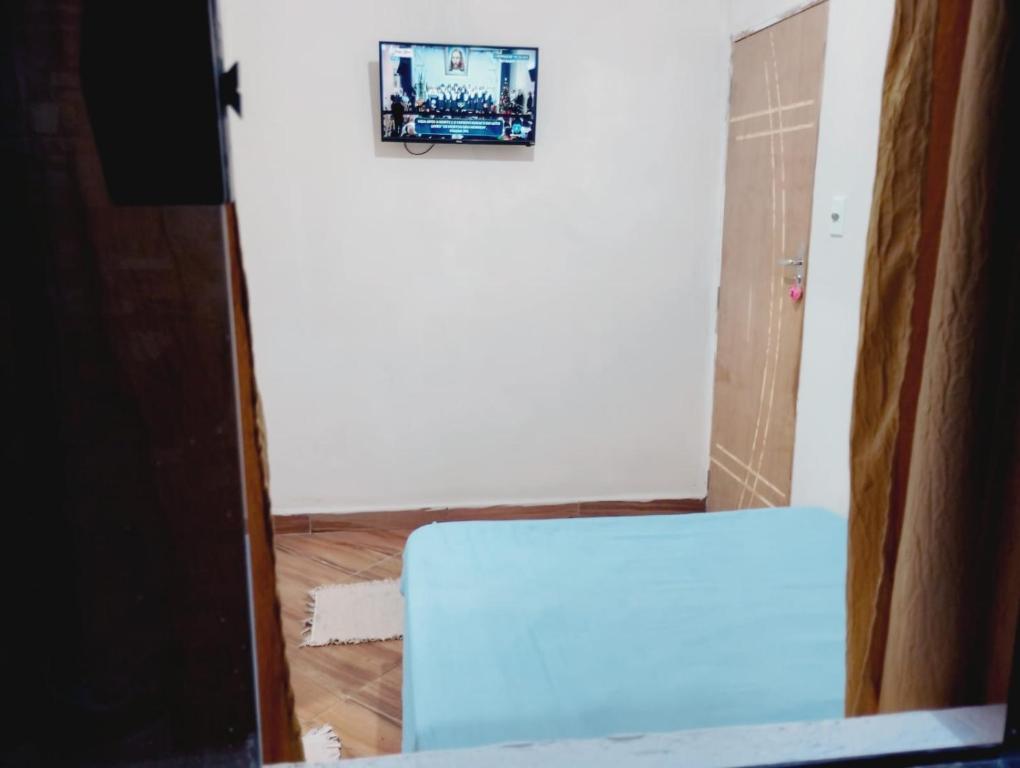 a room with a white door and a picture on the wall at quarto casal in Aparecida