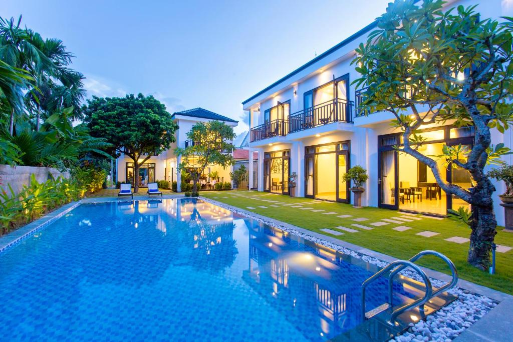 una piscina frente a una casa en Hoi An Hideaway Villa, en Hoi An