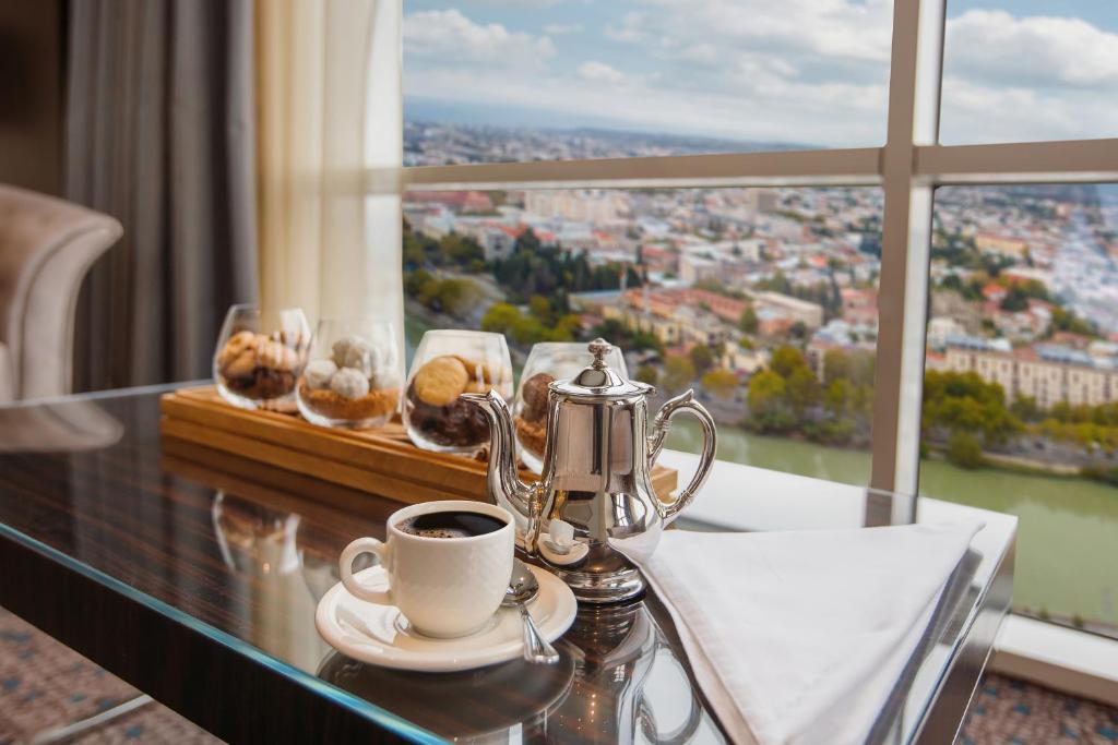 Nespecifikovaný výhled na hory nebo výhled na hory při pohledu z hotelu