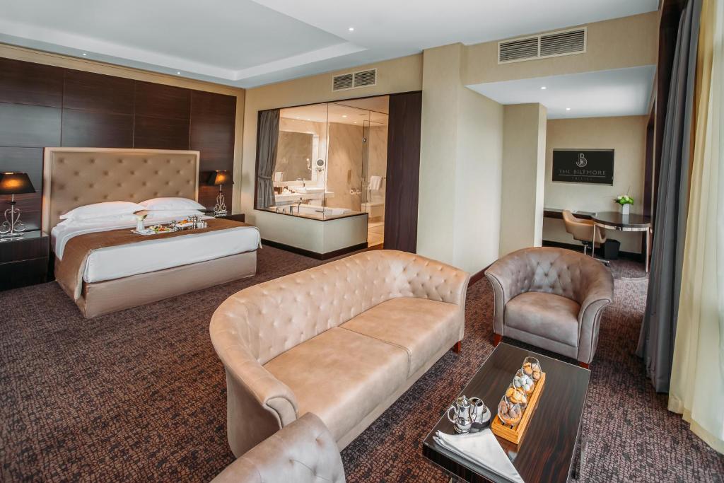 Postel nebo postele na pokoji v ubytování The Biltmore Tbilisi Hotel
