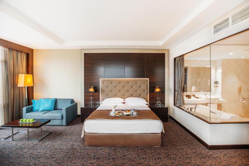 Postel nebo postele na pokoji v ubytování The Biltmore Tbilisi Hotel