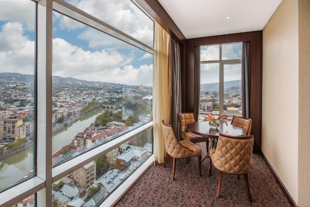 Nespecifikovaný výhled na hory nebo výhled na hory při pohledu z hotelu