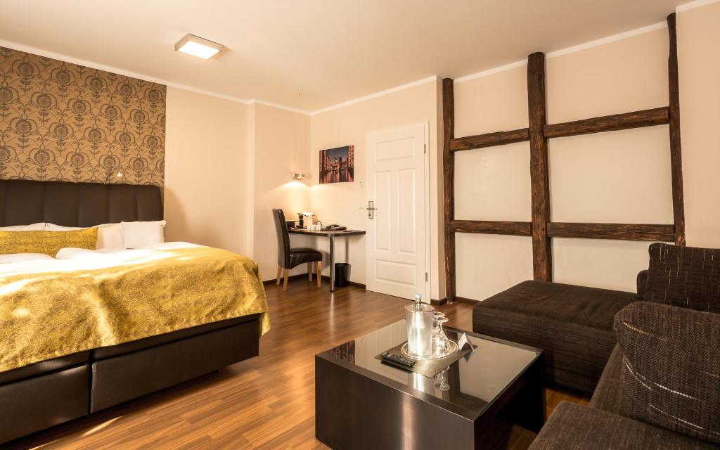 una camera d'albergo con letto e scrivania di Die Edelkastanie a Voitze