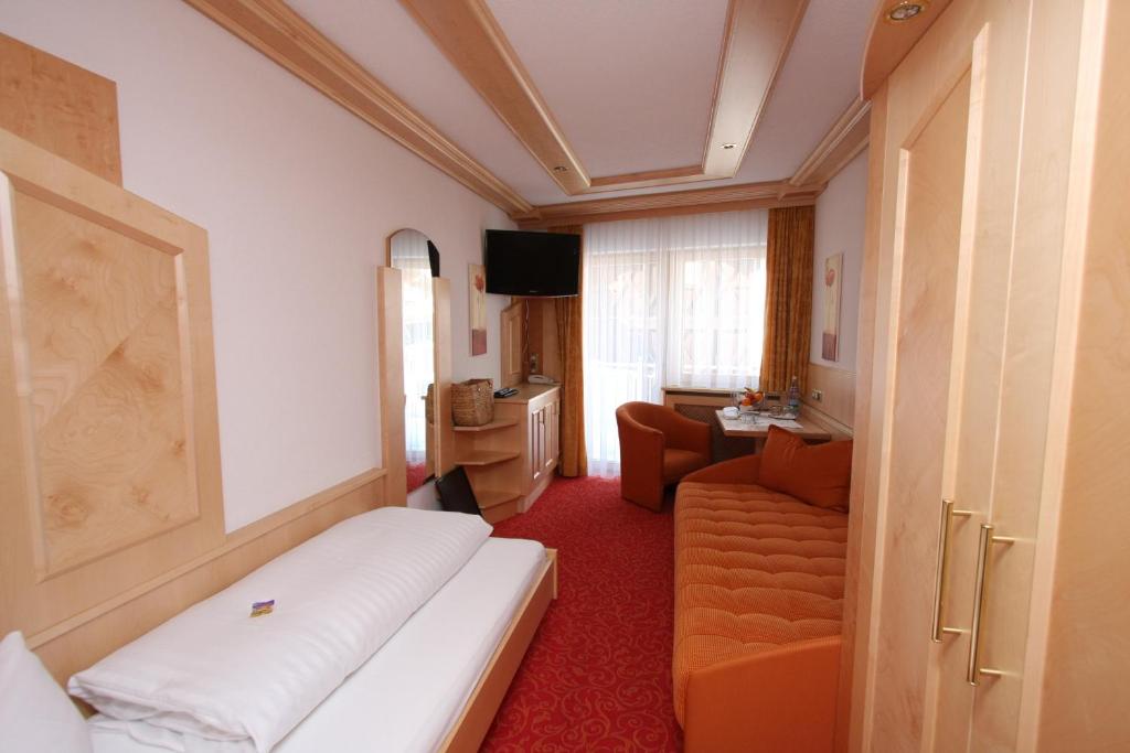 Postel nebo postele na pokoji v ubytování Alphotel Garni Salner