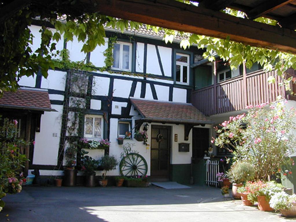 ein großes weißes und schwarzes Haus mit einer Veranda in der Unterkunft Maisonette im Hof Krupp in Bruchhausen