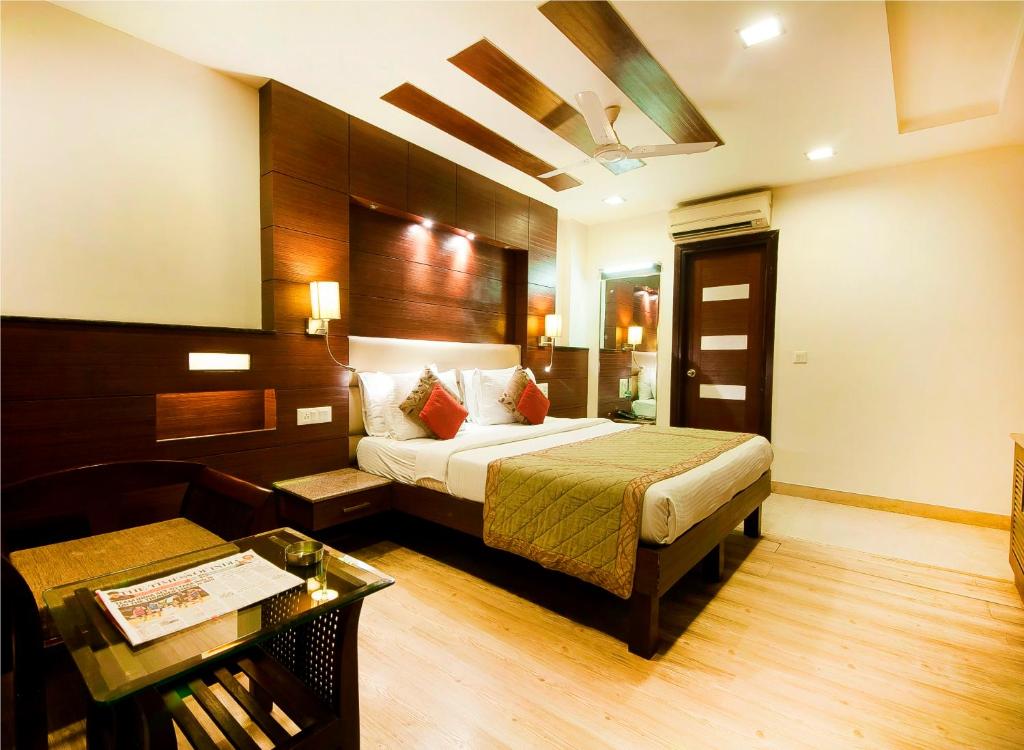 Postel nebo postele na pokoji v ubytování Hotel Amaltas International - Delhi-16