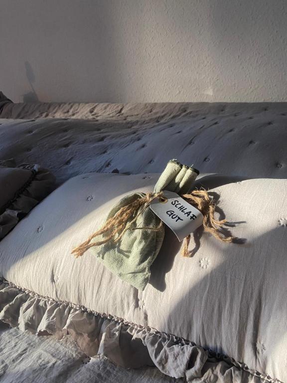 a close up of a bed with a tag on it at Fachwerk Duck Dich in Melsungen