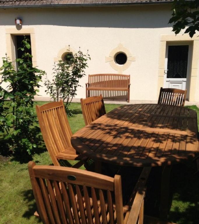 COMME chez VOUS في Saint-Satur: طاولة مع ثلاثة كراسي وطاولة وطاولة وكراسي
