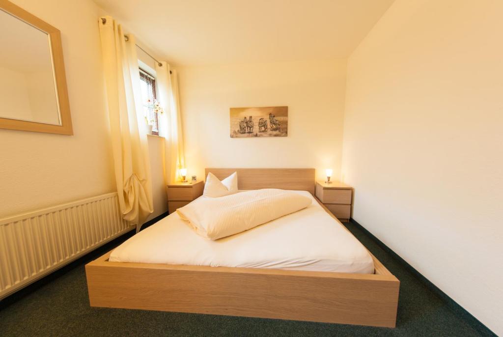 Postel nebo postele na pokoji v ubytování Garni-Hotel An der Weide