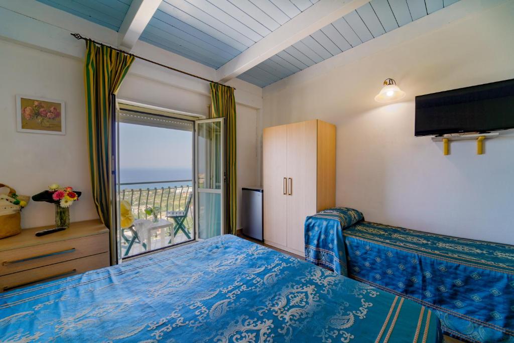 Llit o llits en una habitació de Hotel Orizzonte Blu