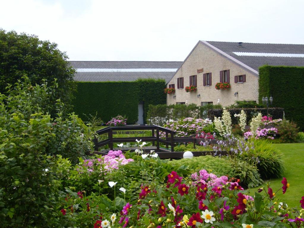 a garden with flowers in front of a building at Hoevedomein Polderrust in Nieuwpoort