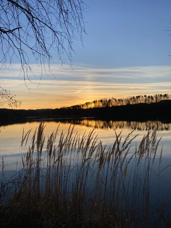 a view of a lake at sunset at Haus Ferienglück in Zadelsdorf