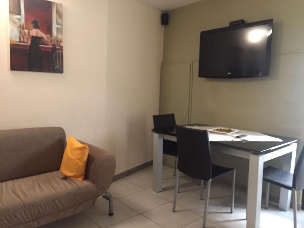 Telewizja i/lub zestaw kina domowego w obiekcie Appartamento Caniglia
