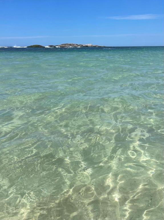 a view of the clear water in the ocean at CAIPORA Hostel Lagoa in Saquarema