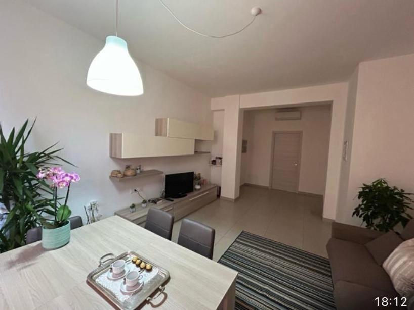 a living room with a dining room table and a kitchen at Il Mare a due Passi in Pesaro