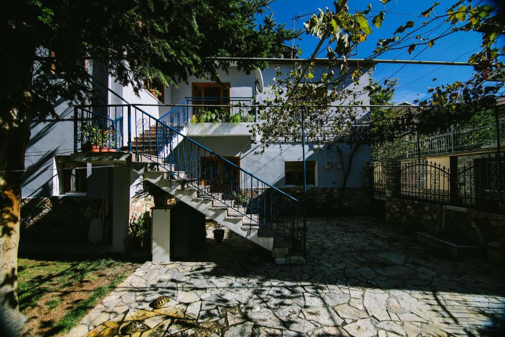 una escalera frente a una casa blanca en Bujtina Leon's Apartments, en Korçë