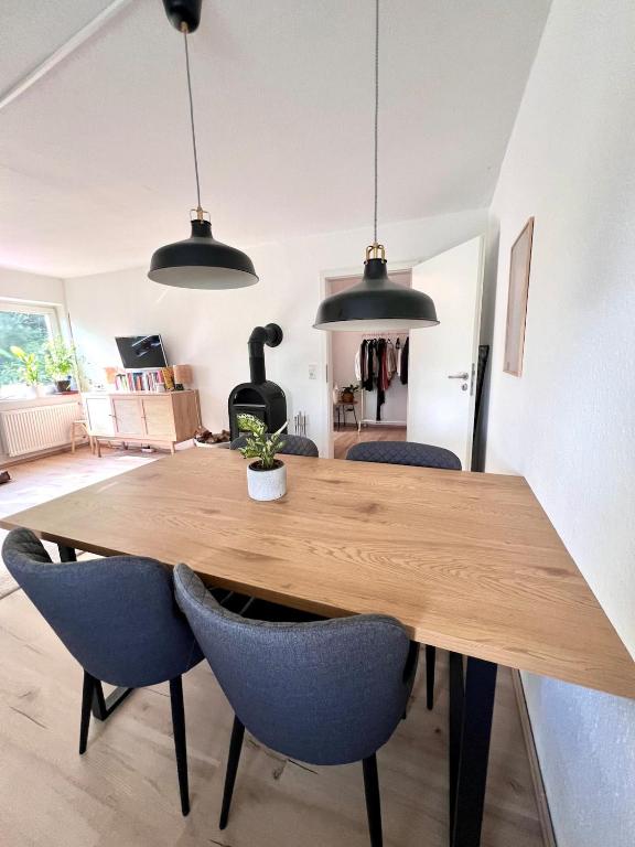 a dining room with a wooden table and chairs at Anna's Waldchalet - FeWo Waldblick in Hannoversch Münden