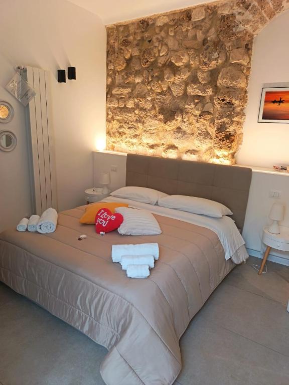 a bedroom with a bed with towels on it at B&B Matt Ros in Noto