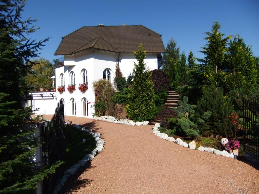 a house with a pathway in front of a yard at Villa Edelstein in Mörschied