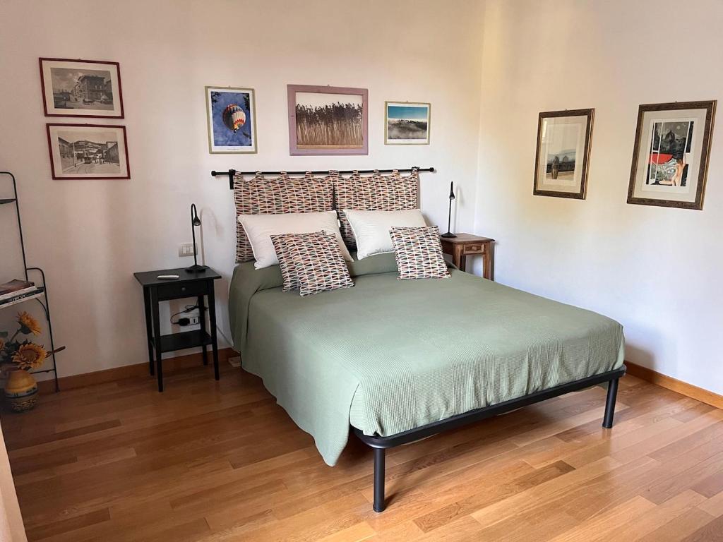ein Schlafzimmer mit einem Bett und Kissen darauf in der Unterkunft OnlyOne in Scandicci