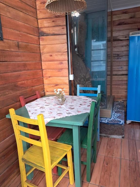 a table and chairs sitting on a patio at Treehouse albatroz hospedaria in Imbituba