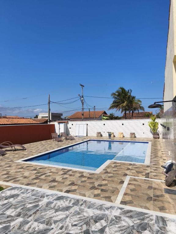 a swimming pool in the middle of a patio at Casa Bilbao in Maricá