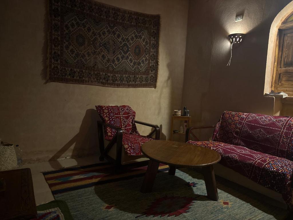 a living room with a couch and a table at Bandres farm in Siwa