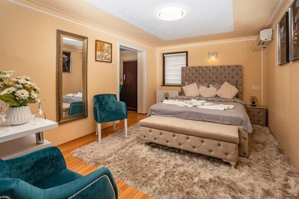 una camera da letto con un letto e una sedia blu di Villa Atina a Stara Pazova